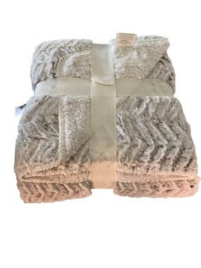 Cozy Faux Fur Sherpa Throw Blanket - Light Gray